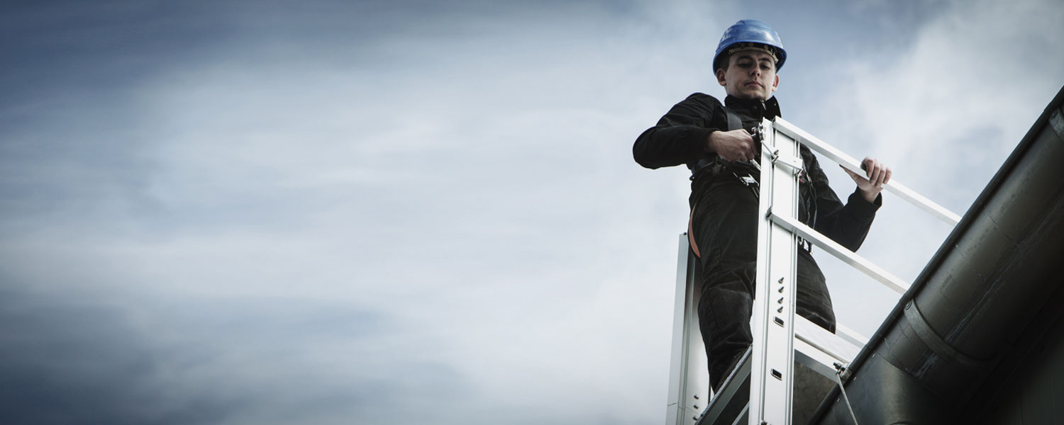 Platform over parapet for safe ladder