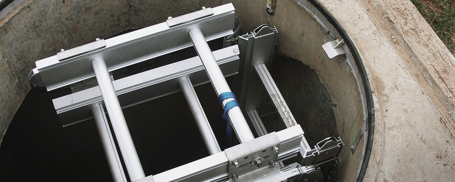 Safe ladder for confined spaces